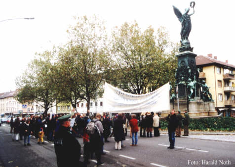 Friedendemo am Siegesdenkmal Freiburg, Spätjahr 2001